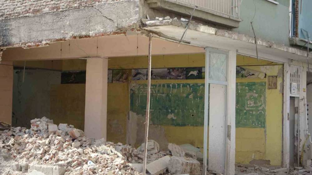 Malatya’da Depremde Ağır Hasar Gören Bina Tehlike Saçıyor