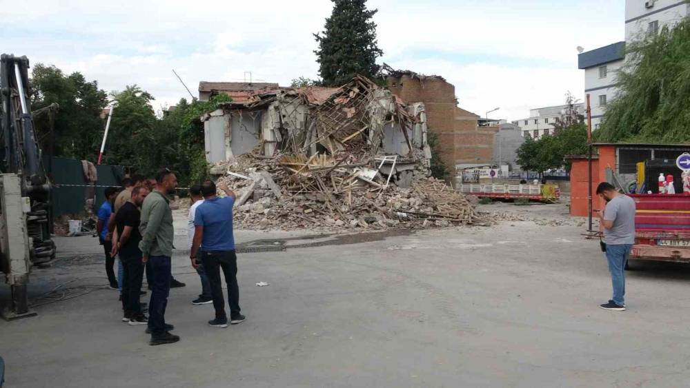 Malatya’da Ağır Hasarlı Bina Çöktü