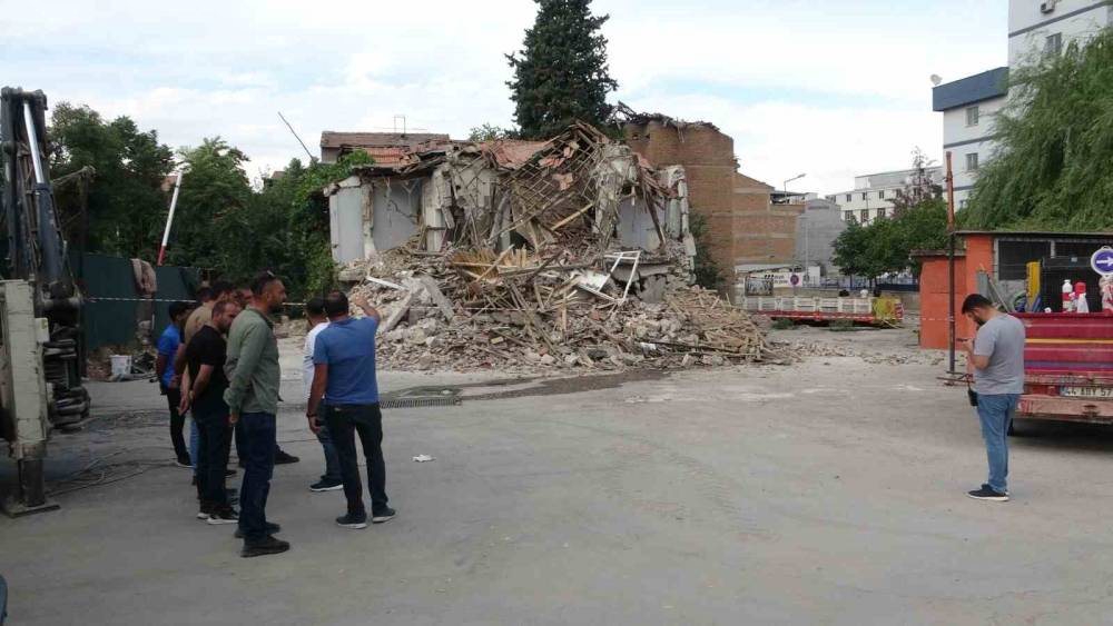 Malatya’da Ağır Hasarlı Bina Çöktü