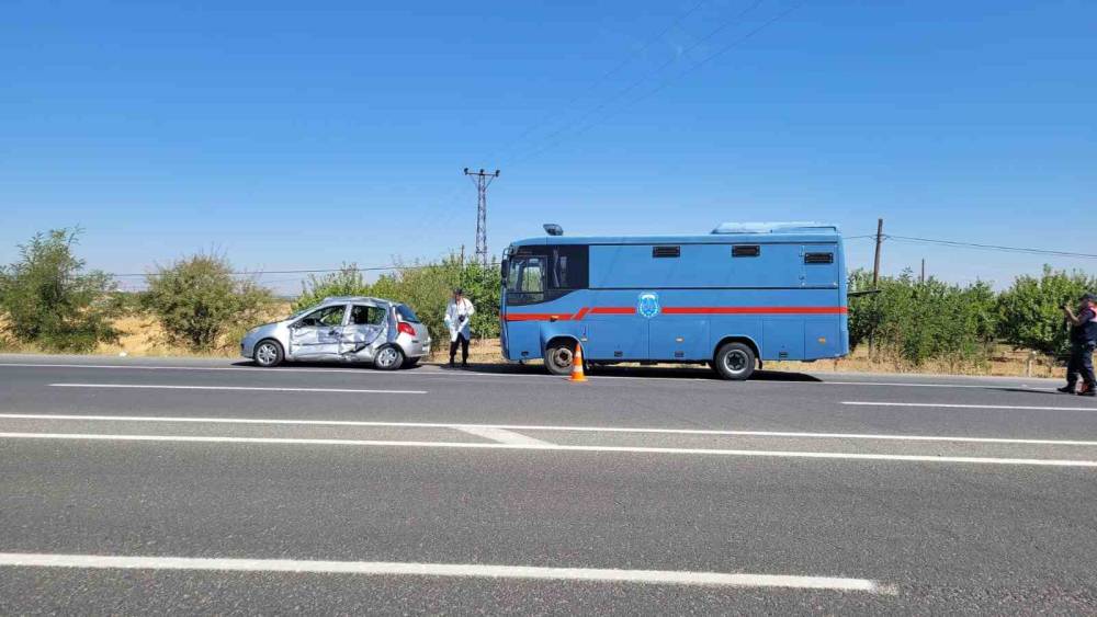 Cezaevi Nakil Aracı İle Otomobil Çarpıştı: 1 Ölü 4 Yaralı