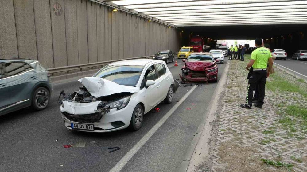 5 aracın karıştığı kazada 3 kişi yaralandı
