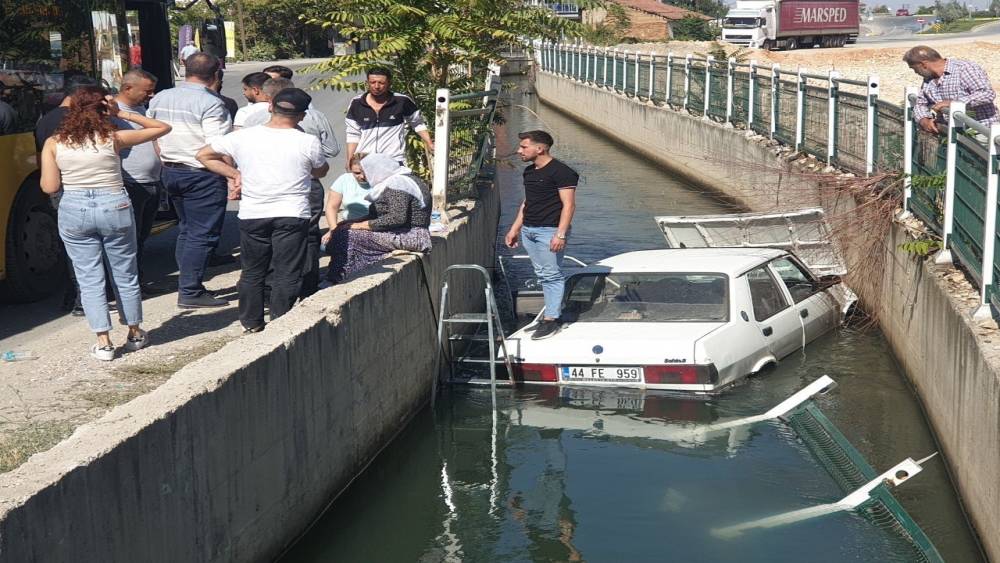 Sulama Kanalına Uçan Araçtaki 2 Kişiyi Vatandaşlar Kurtardı