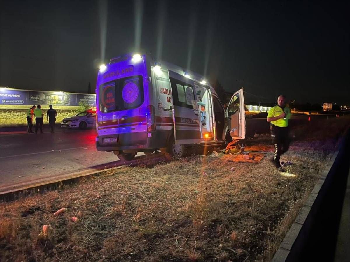 Hasta taşıyan ambulans kaza yaptı, 3 kişi yaralandı