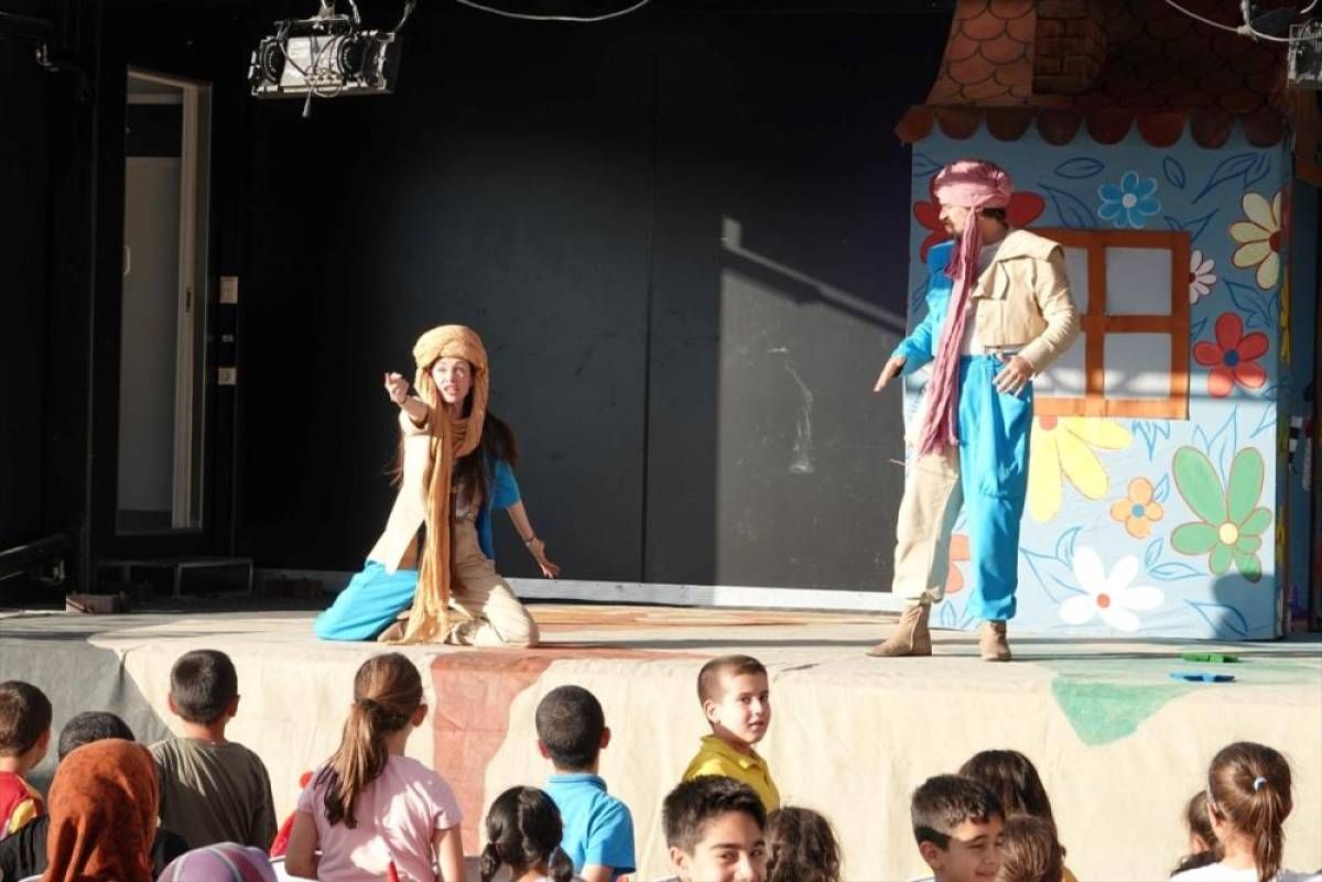 Malatya'da depremzede çocuklar için tiyatro sahnelendi