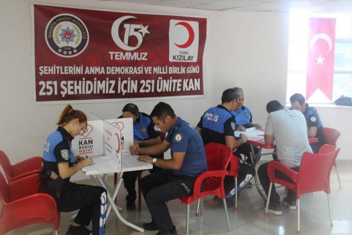 Polislerden Türk Kızılay'a 251 ünite kan bağışı