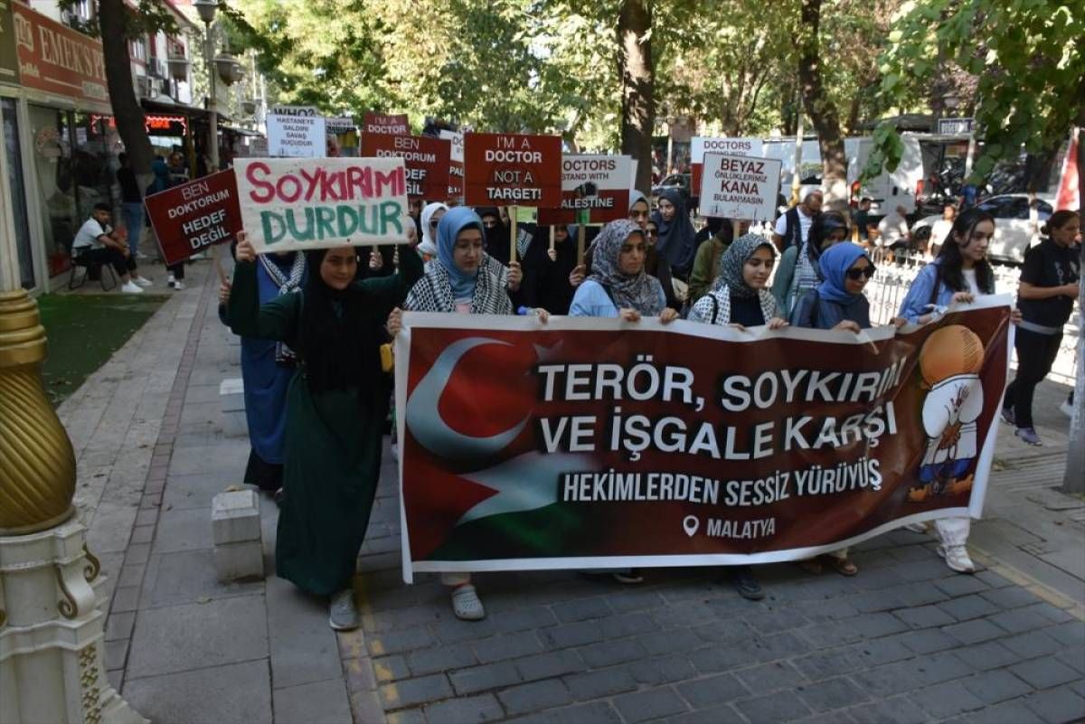 Sağlık çalışanları İsrail'in Filistin'e yönelik saldırılarını protesto etti