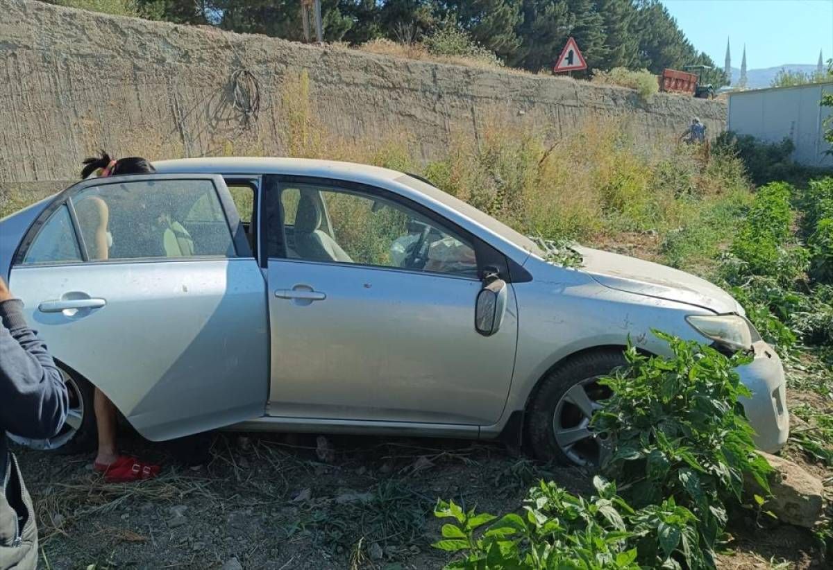 Bahçeye devrilen otomobildeki 3 kişi yaralandı
