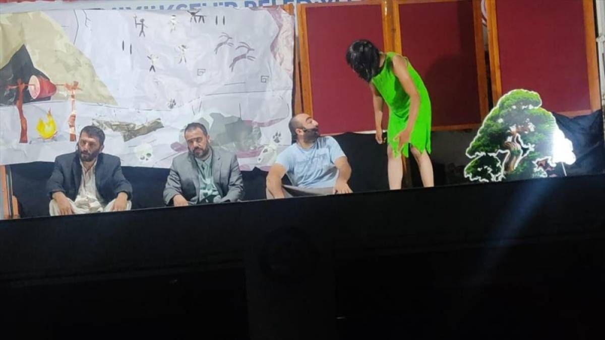 Konteyner kentte yaşayanlar için tiyatro oyunu sahneledi