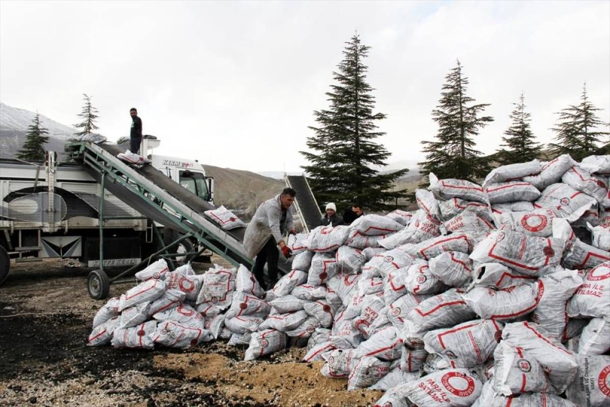 Darende'de ihtiyaç sahibi ailelere kömür dağıtılıyor