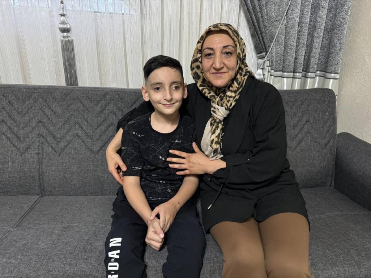 Deprem anında annenin engelli oğlunu sırtında taşıması güvenlik kamerasında