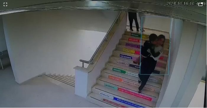 Deprem anında öğretmenin engelli öğrencisini kucağında taşıması güvenlik kamerasında
