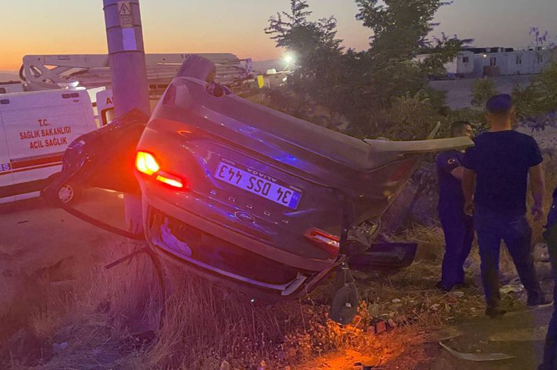 Sürücünün direksiyon hâkimiyetini kaybettiği otomobil takla attı: 3 yaralı