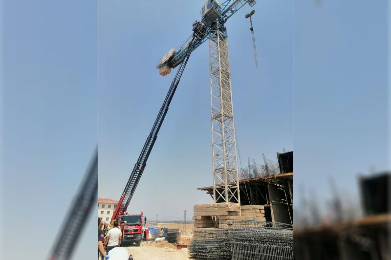TOKİ şantiyesinde çalışan vinç operatörü 30 metre yükseklikte bayıldı