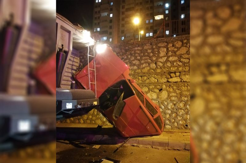 Minibüsle çarpışan otomobil alt caddeye düştü: 1 yaralı