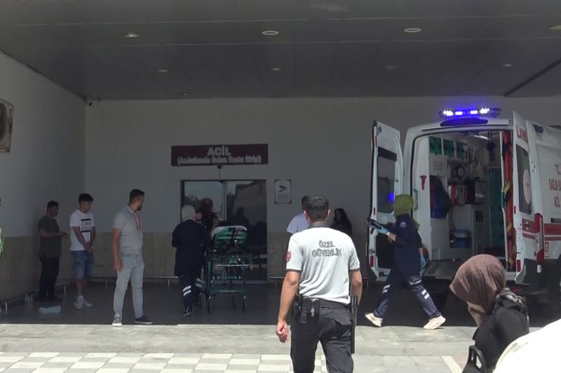 Askeri araç devrildi: 2 yaralı