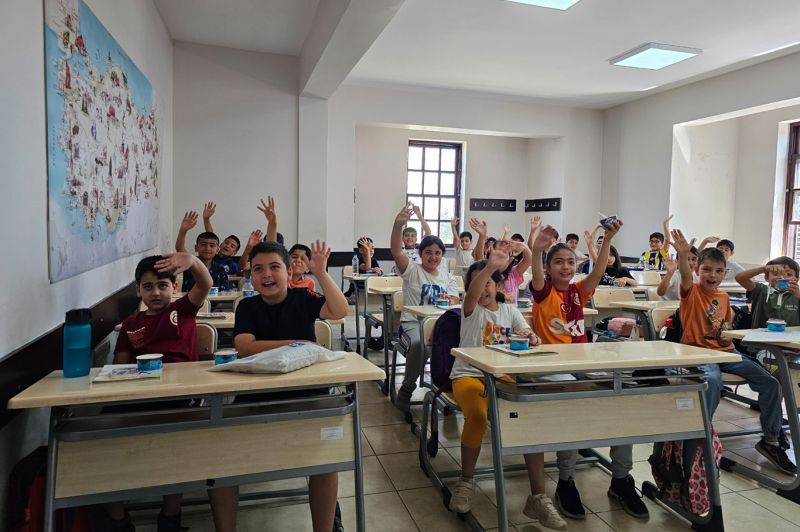 Büyükşehir Belediyesi'nin Yaz Okulu'na katılan öğrenciler hem öğreniyor hem eğleniyor