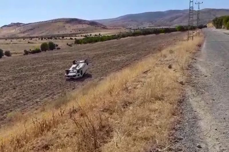 Direksiyon başında uyuyunca otomobil takla attı