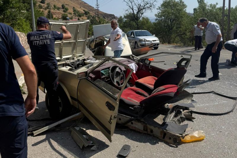 Elektrik direğine çarpan otomobil ikiye ayrıldı