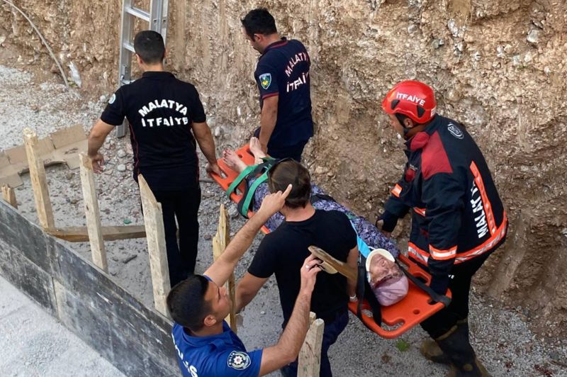 Dengesini kaybeden yaşlı kadın inşaat alanına düşerek yaralandı