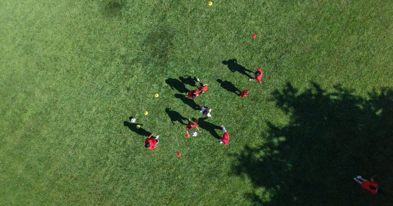 Konteyner kentteki çocuklar TFF sayesinde çim sahada futbol eğitimi alıyor