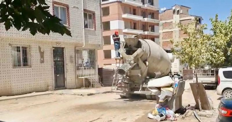 Beton mikseri yol ortasına beton döktü, sürücüye tepki yağdı