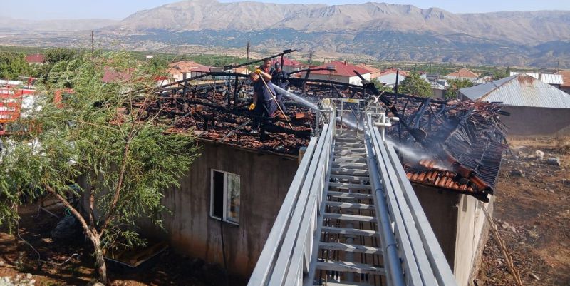 Doğanşehir’de çatı yangını 