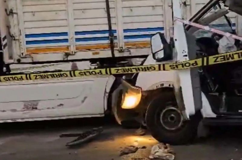 Öğrenci minibüsü tıra çarptı: 2 ölü, 10 yaralı