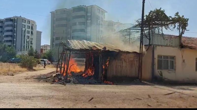 Metruk evde piknik tüpü patladı, yangın çıktı