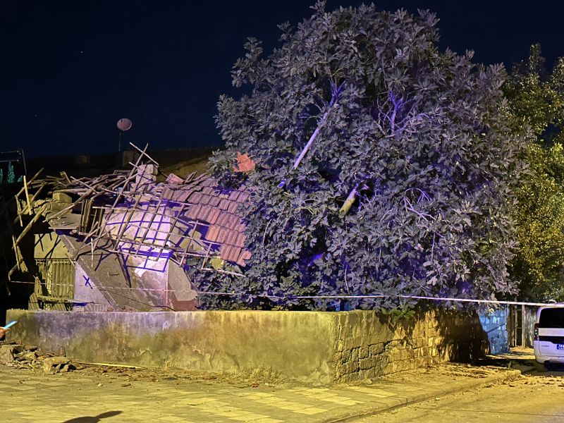 Evin çatısı çöktü, anne ve kızı son anda kurtuldu