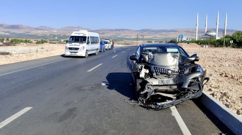 Malatya’da minibüs ile otomobil çarpıştı: 9 yaralı