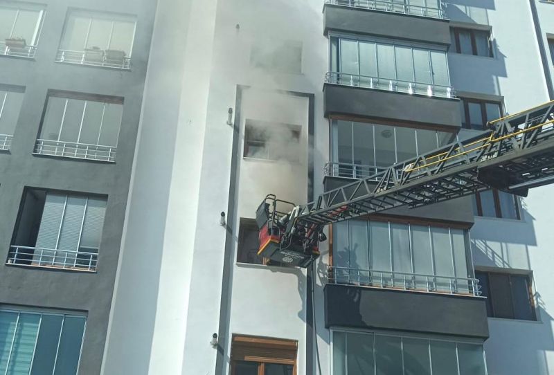 Yeşilyurt’ta 10 katlı apartmanda yangın