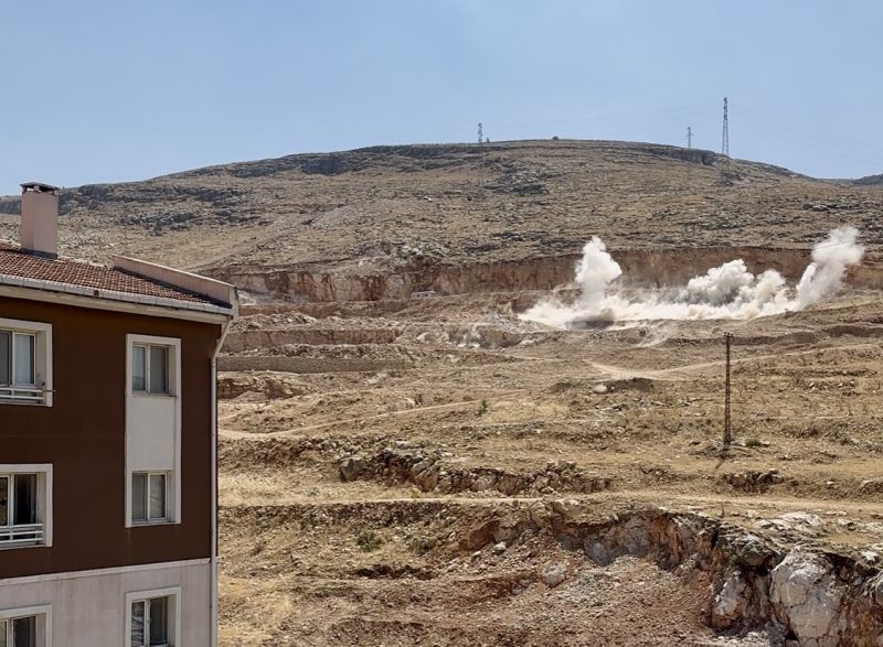 Dinamitle patlatma endişe yaratıyor