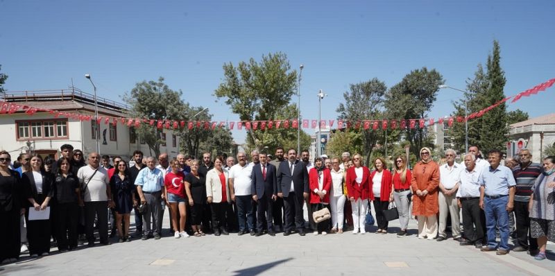 CHP Malatya’dan 30 Ağustos’un 103. Yılında Atatürk Anıtı’na Çelenk