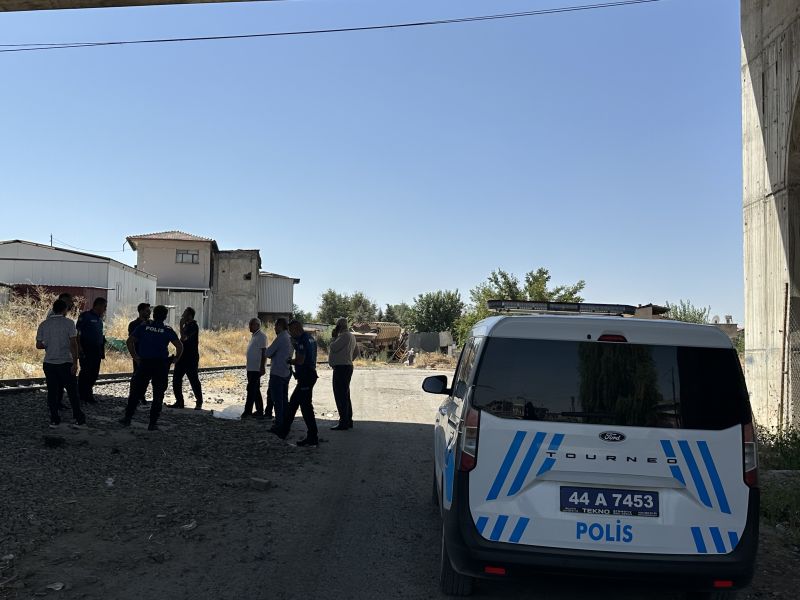 Malatya’da yük treni çarptığı kişiyi ağır yaraladı