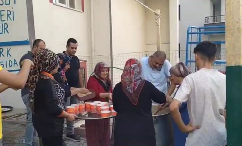 Mahallesine okul açılınca esnaf aşure dağıttı