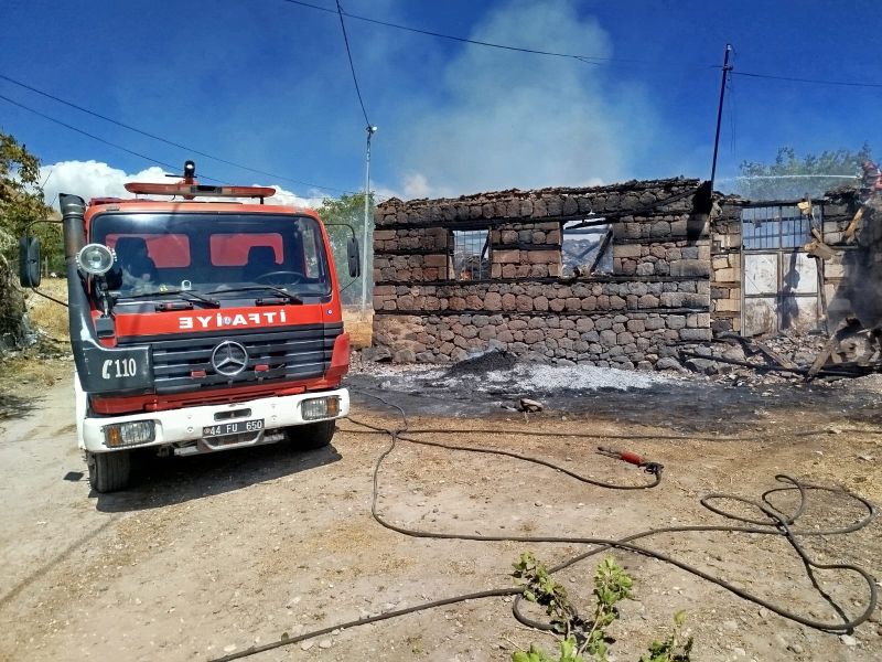 Arguvan’da metruk ev yangını