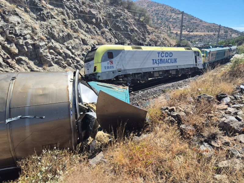 Hekimhan’da tren kazasında 50 ton mazot döküldü