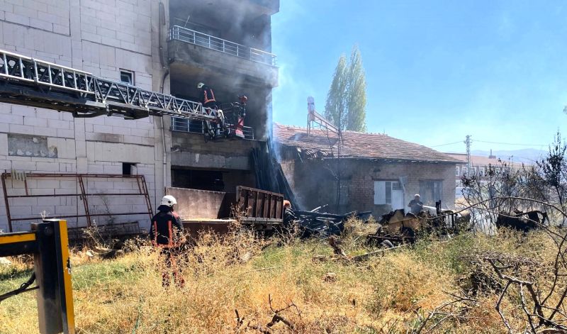 Anız yangını ev ve tarım aracına zarar verdi