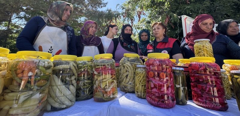 Kadın çiftçiler devlet desteğiyle ürettikleri sebzeyi turşuya dönüştürerek gelir elde ediyor