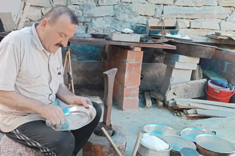 Darende'nin son kalaycısı mesleğini evinde sürdürüyor