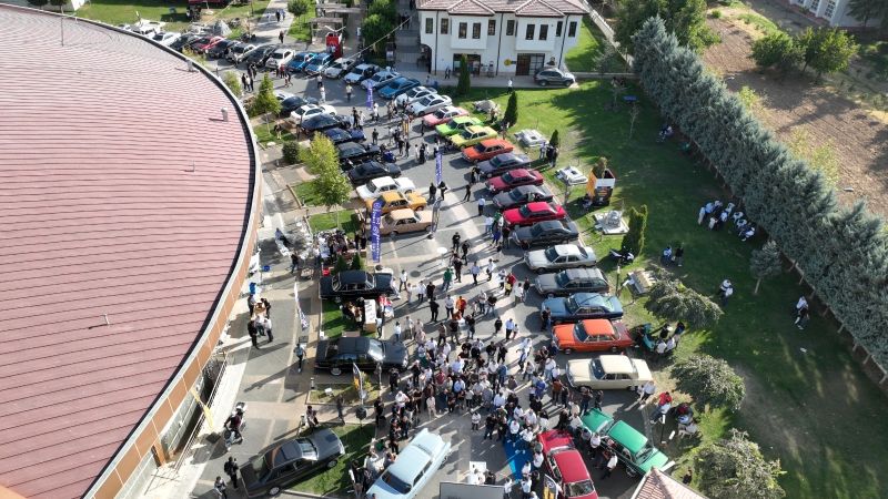 Sanat Sokağı’nda Klasik Mercedes Rüzgarı Esti