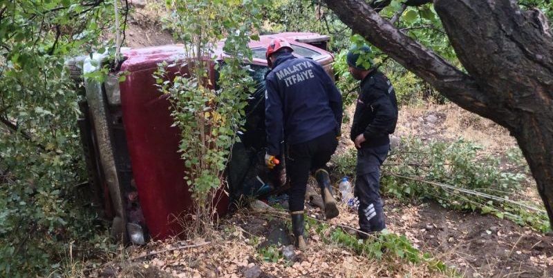 Hekimhan’da Yağışlı Yolda Kontrolden Çıkan Pikap Şarampole Düştü: 2 Yaralı