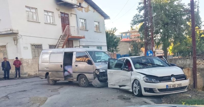 Darende’de Trafik Kazası: Otomobil Çarpmanın Etkisiyle Yoldan Savruldu