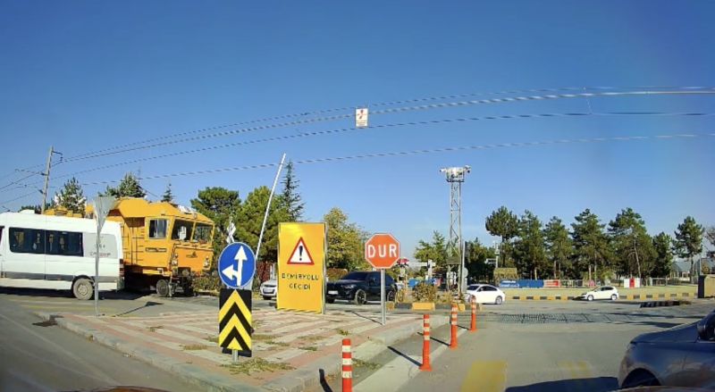 Malatya’da Hemzemin Geçitte Faciadan Dönüldü: Okul Servisi Trenin Altında Kalmaktan Son Anda Kurtuldu