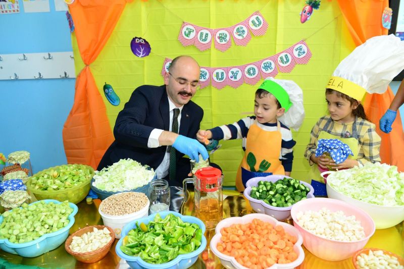 Kaymakam Çocuklarla Turşu Kurdu: Doğanşehir’de Lezzet Dolu Ders!