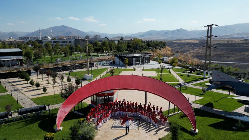 Öğrencilerden ‘Malatya’dan Cumhuriyete’ klibi: 6 noktada çekilen görüntülerle deprem sonrası kentin dirilişi vurgulandı
