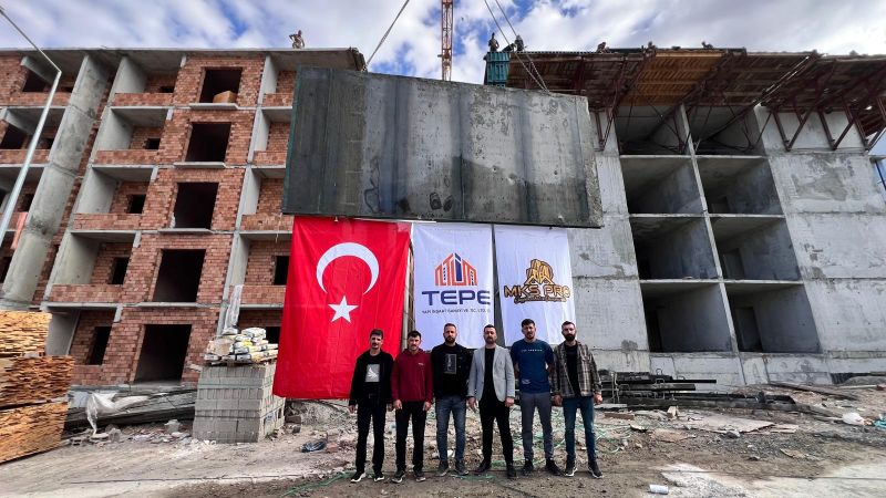 Malatya Güven Sitesi’nde Son Kalıp Tamamlandı: İşçiler Türk Bayrağıyla Kutladı