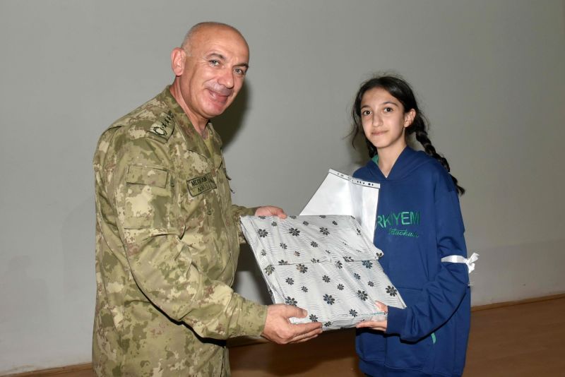 “Mehmetçik” Temalı Şiir Yarışmasında Dereceye Giren Öğrencilere Ödülleri Verildi