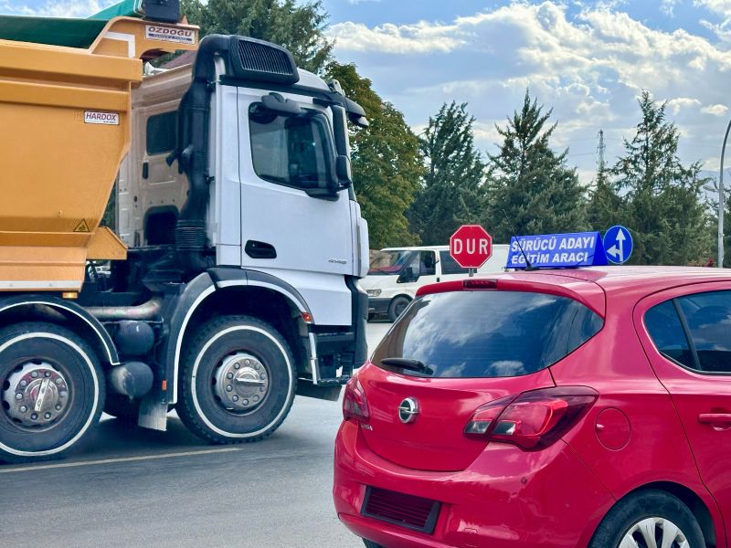 Şehir Mezarlığı Yolu Sürücü Adayları İçin Tehlike Alanına Döndü
