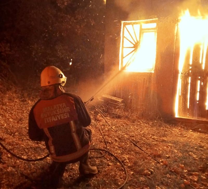 Hekimhan’da Baraka Yangını Korkuttu